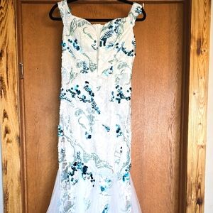 Gorgeous white with blue small